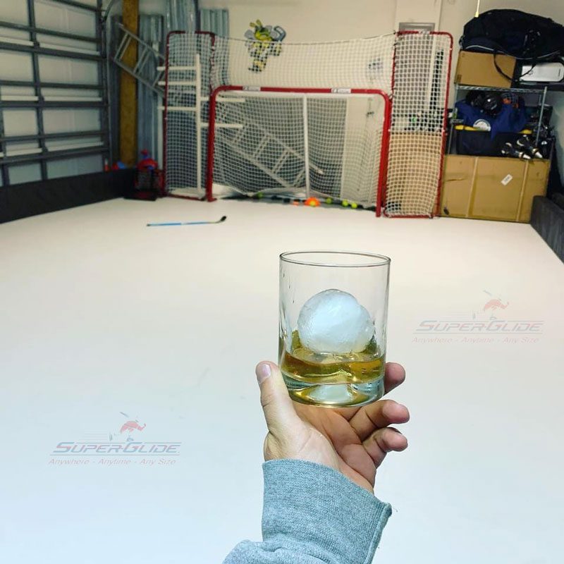 Garage ice rink with synthetic ice Super-Glide